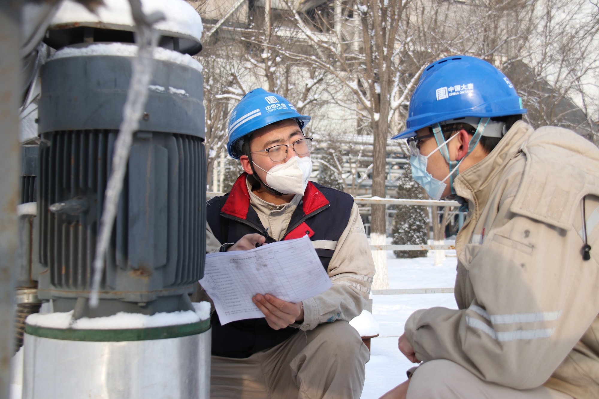 3.圖為盤山發(fā)電公司職工對室外設備進行巡檢，保障設備安全穩(wěn)定供電供熱.jpg
